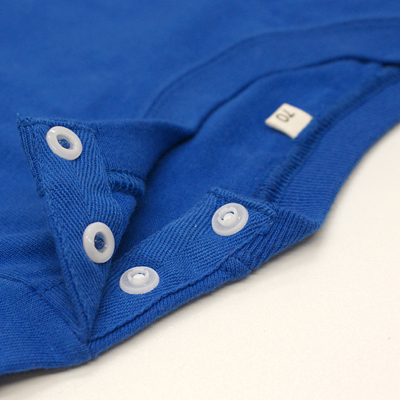 肩部分は脱ぎ着のしやすいようにボタンホックになっています。