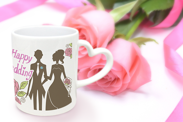 結婚式のお祝い品としてかわいらしいマグカップはいかがですか?