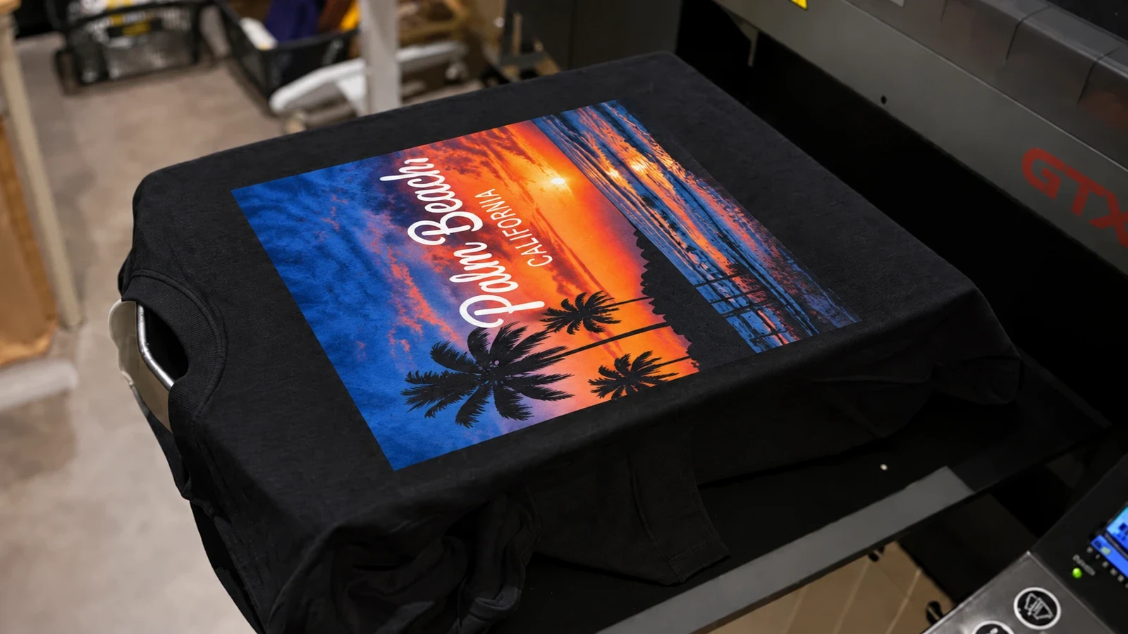 黒いTシャツにPalm Beachのデザインを印刷するイメージ