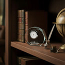 透明感のある美しいガラスにシルバーの時計が魅力的