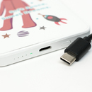 Type-Cポート付きでケーブルを使用した充電も可能（ケーブルは別途購入が必要）