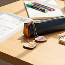 いつもの持ち物に温かいアクセントを加えます