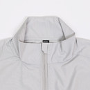 襟はスタンドカラー＆チンガード仕様になっています