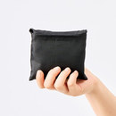 コンパクトに収納できるポケッタブル仕様