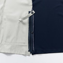 背面右裾のファスナーとポンプ用ループで手指消毒液をすっきり携帯！