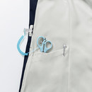 右腰の便利なループと大きめな小分けポケット付き