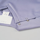 肩口が大きく開くボタン仕様で着脱も楽ちん