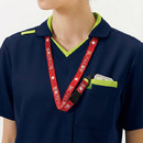 ストラップが首にあたらないシャツカラー