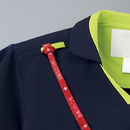 肩ループ付きでストラップを通せます