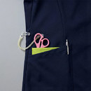 右腰の便利なループと大きめな小分けポケット付き