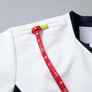 肩ループ付きでストラップを通せます