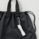 キーホルダーやカラビナなどが付けられるDカン付き！