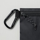 お好きなキーホルダーやカラビナを付けられるサイドループ付き