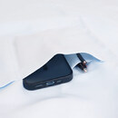 右ポケットには、ペンを収納できる小さなポケット付き