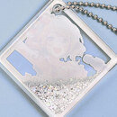 デザインがある箇所に必ず白いインクを背景として使用します