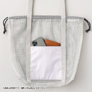 スマホやパスケース収納に便利な前ポケット付き