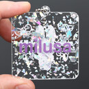 両面に異なるデザインをプリントした場合、反対側のデザインの下地（白色）が見えます