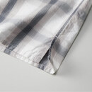 左右の裾脇にはスリット入り