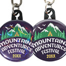 きらきら輝くハートホログラムを使用（左：本商品　右：通常の缶バッジキーホルダー）