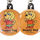 きらきら輝くスターホログラムを使用（左：本商品　右：通常の缶バッジキーホルダー）