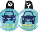 きらきら輝くホログラムを使用（左：本商品　右：通常の缶バッジキーホルダー）