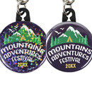 きらきら輝くラメホログラムを使用（左：本商品　右：通常の缶バッジキーホルダー）