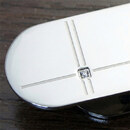 さりげなくキュービックジルコニアがあしらわれた、高級感のあるクロスラインのデザイン