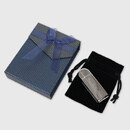 オプション（有料）でミニポーチ付きギフトボックスに変更可能