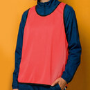 服の上からでもラクに着用できる、ゆったり設計（身長：162cm、レッド、Lサイズ）