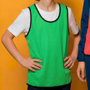 ジュニアサイズも展開しているため親子でお揃いを楽しめる（身長：136cm、蛍光グリーン、JLサイズ）