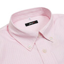 きっちりした印象のボタンダウンの衿元