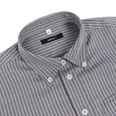 きっちりした印象のボタンダウンの衿元