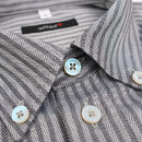 オパール感を増した割れにくい釦を使用