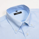 きっちりした印象のボタンダウンの衿元