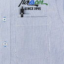 ダブルポケット仕様で、左胸にはペンを差し込める身にポケット付き