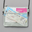 外ポケット付きで、チケットを入れるのにぴったりなサイズ感