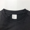 衿周りにはヨレにくい一本針縫製を採用