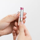 口紅のようにスティックを回すと印面が出てきます