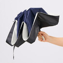 骨の構造上、畳むと内側の生地が外側に出る仕様です