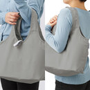 手持ちも肩掛けも両方できる長さのハンドルです