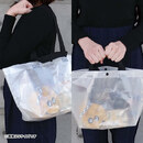 長さの異なるハンドルで、肩掛けと手提げの2種類を使い分け