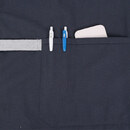 右ポケットにはペンを差し込める仕切りつき