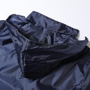 襟元へスマートに収まる、便利な収納フード