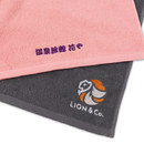 ロゴデザインや店舗名の名入れ刺繍をしたオリジナルタオルを1点から作成可能!