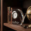 透明感のある美しいガラスにシルバーの時計が魅力的