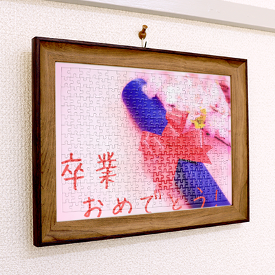 壁に掛けて飾ってインテリアのワンポイントに!