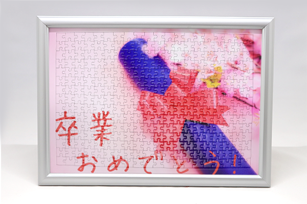 シンプルで万能な「ホワイト」と「シルバー」をご用意! 「フレームA4・A3」