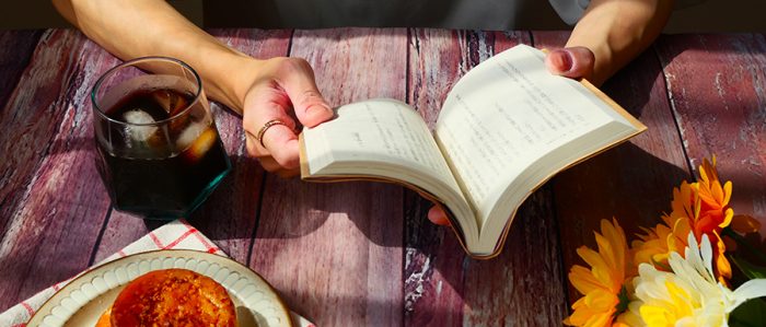 読書をしている女性の手元