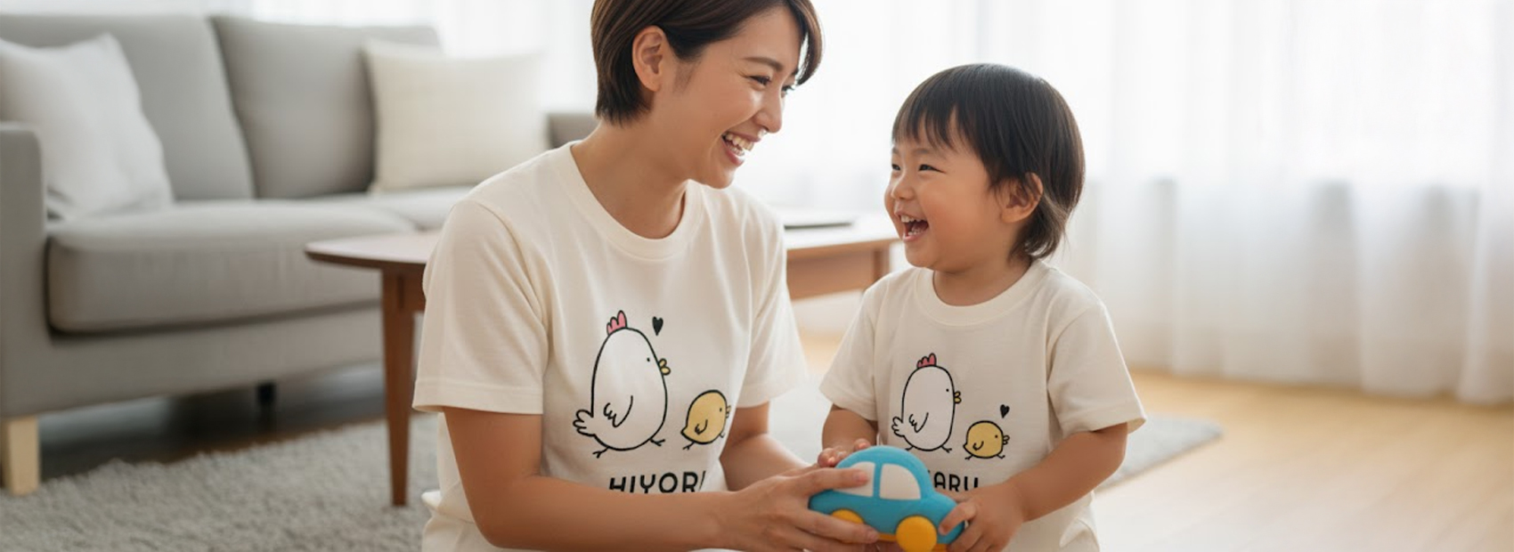 オリジナルおそろいTシャツを着た親子