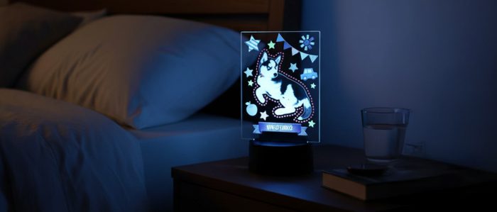 ベッドサイドに光るアクリルスタンドが飾られている